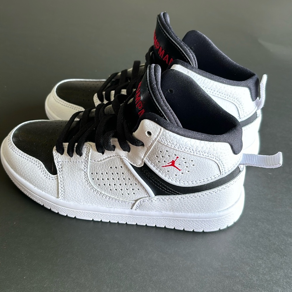 Air Jordan ‘White Black’ Size 1Y shoes